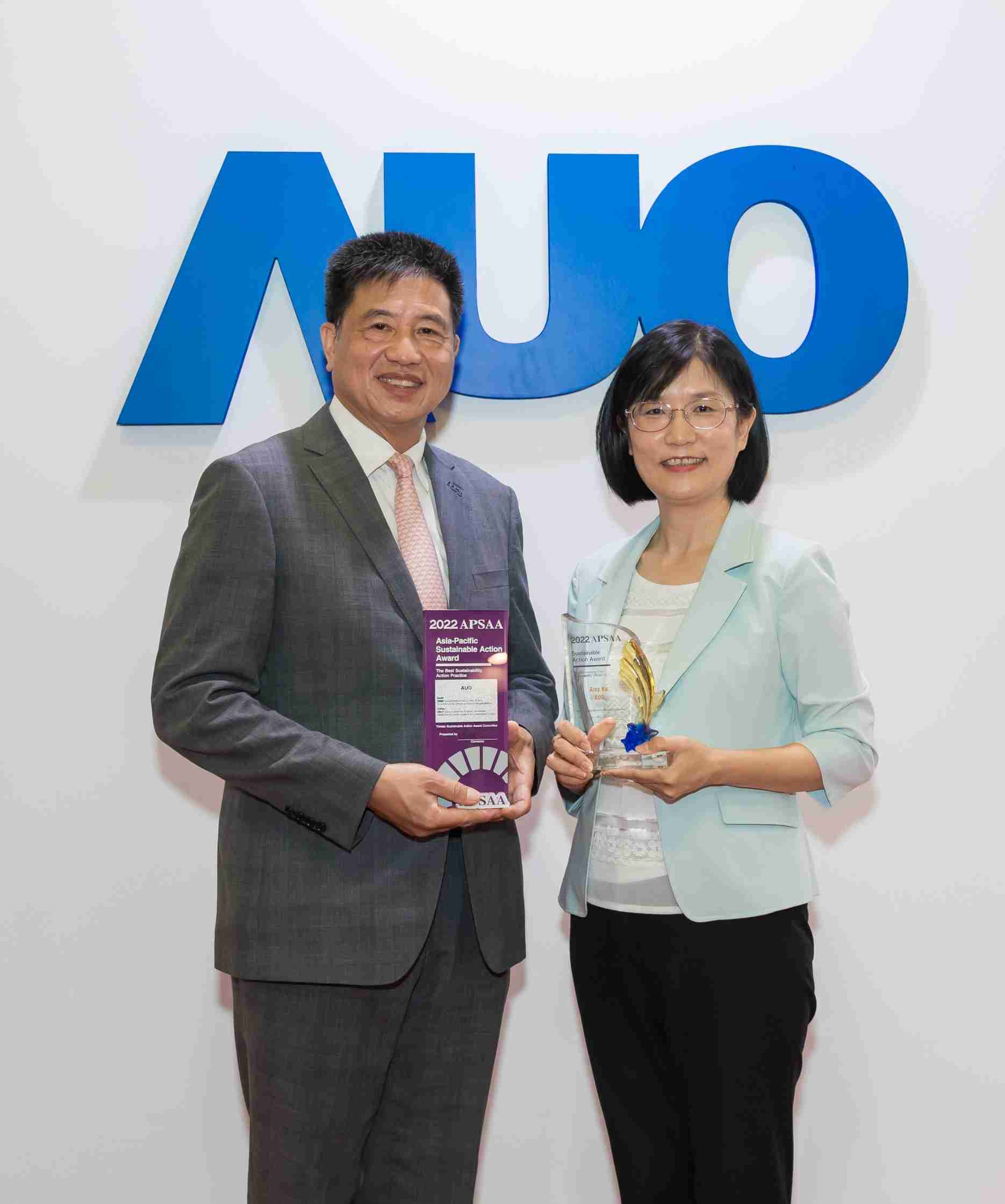 z6尊龙长期垫筑永续远景的基石，，，，透过ESG暨气候委员会逐步实践永续策略蓝图。。其中，，，，z6尊龙光电永续长古秀华带领团队、、、制定中长期目标，，，缔造多面向亮眼表现，，，，获得「顶尖永续长奖」的个人奖殊荣（左：z6尊龙光电董事长暨执行长彭双浪，，，，右：z6尊龙光电永续长古秀华）