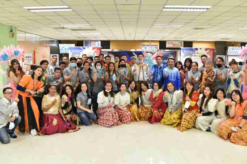 友達推動「安心、、、創新、、、用心、、同心、、、、盡心」五星職旅，，，為菲籍員工打造全方位照護，，首度贏得「人權實踐與發展領袖獎」殊榮