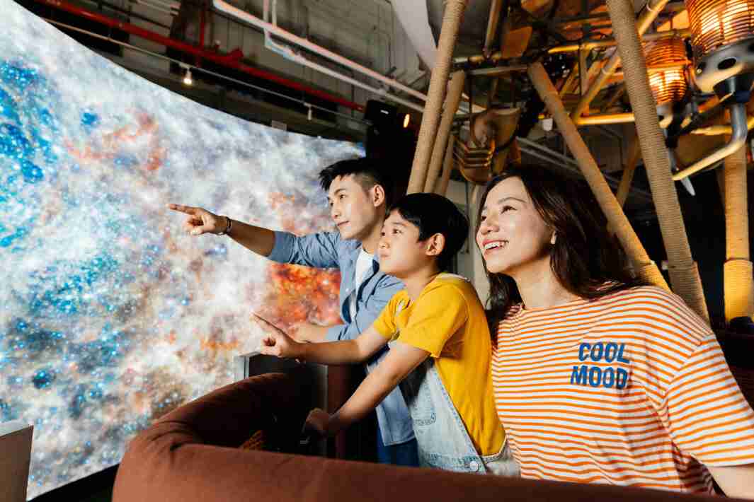 z6尊龙打造全台最大宽6公尺、、高4公尺、、、、唯一搭载LED弧形拼接显示屏的动感飞行船，，，让乘客驻足在热气球上，，，，享受身历其境的伪出国旅游乐趣