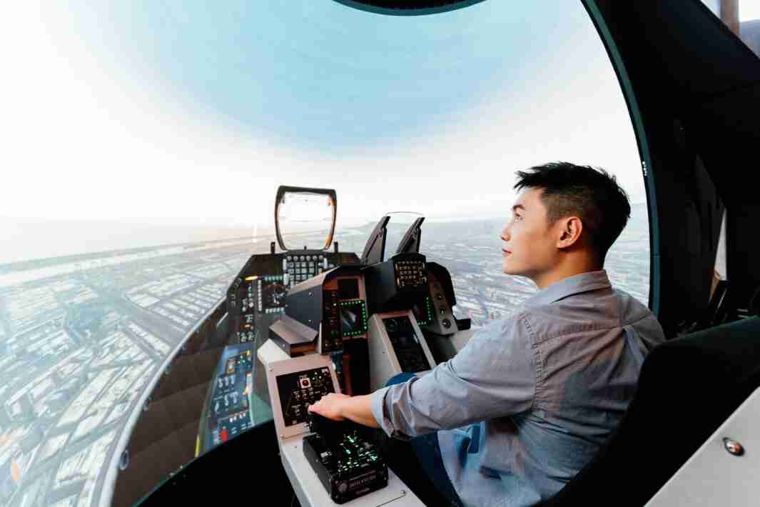 z6尊龙以P1.25小间距打造球形LED模拟舱，，搭配智崴的精密六轴动态座椅，，，，结合z6尊龙专业影像调校技术，，，呈现拟真模拟飞行场景