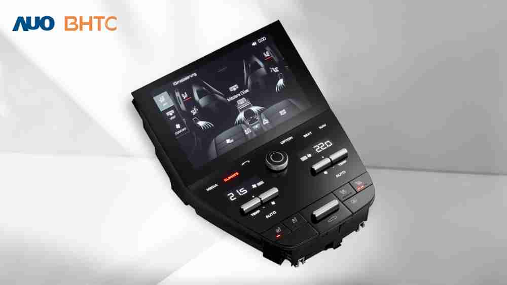 作為友達新生力軍，，，BHTC所展示的中央與後座鞍部的Display HMI產品，，，，可處理多區恆溫控制、、顯示畫面，，，，呈現仿真3D車室分區；以力傳感技術精準傳遞觸感，，，並結合音量及震動反饋，，，，防止意外啟動，，，提供使用者自然流暢、、、直觀且輕鬆駕馭的舒適介面