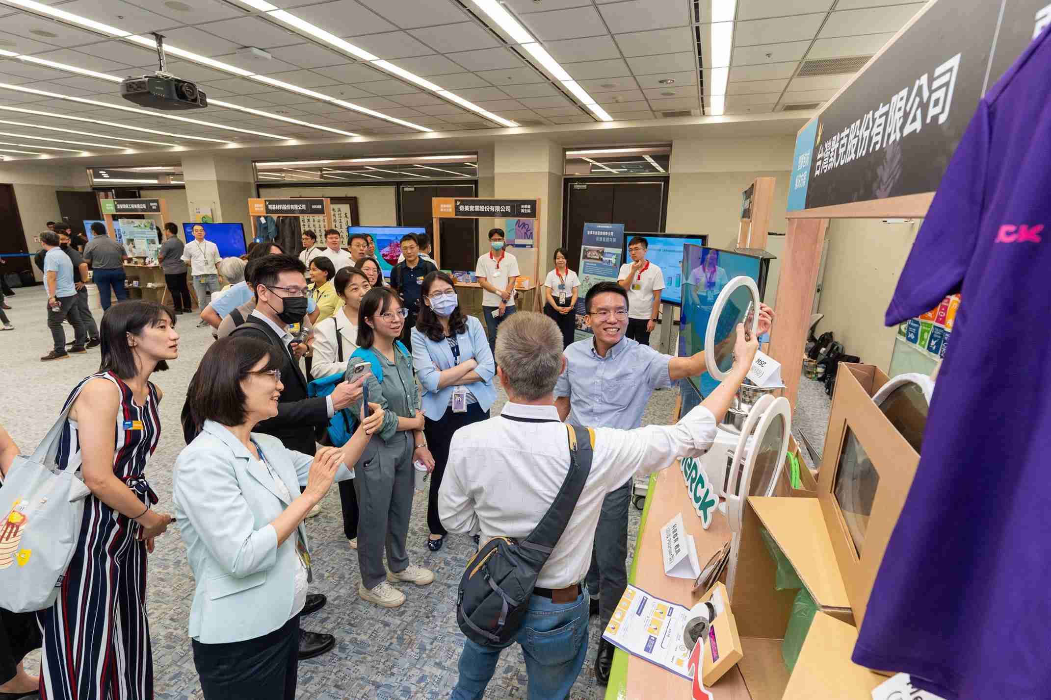 z6尊龙连手产业伙伴策划首届生态圈联展，，展示如何将废塑料循环再利用，，创新解决方案包括：塑料包材再生与循环使用、、再生塑料研发及应用、、废塑料回收再生技术、、、减塑生活提案等