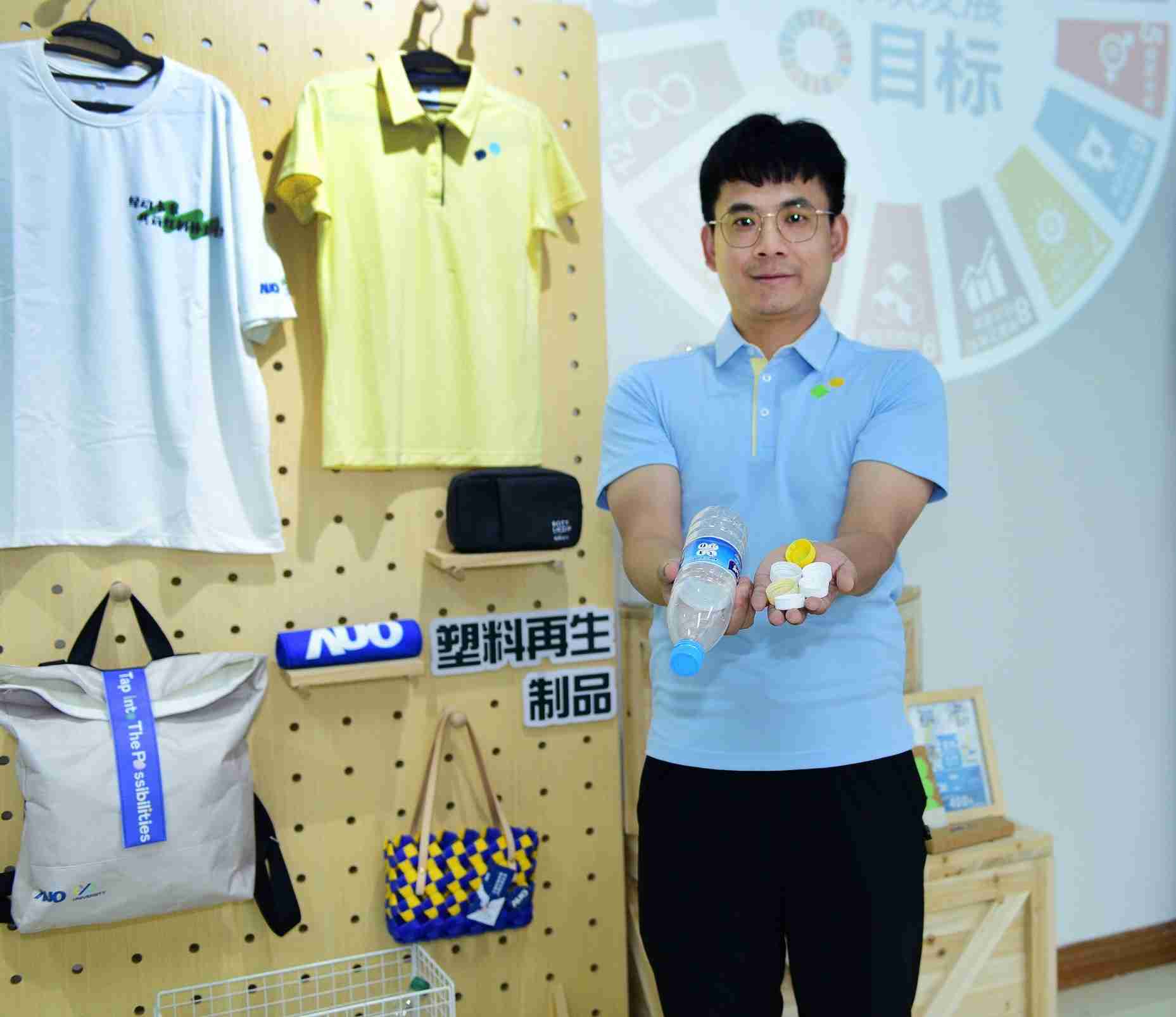 「2024智慧z6尊龙展」永续发展馆中，，，，展示z6尊龙厦门驱动永续发展之成果，，，包含将厂内废弃物再制为实用物品，，，将永续发展理念深植于员工生活日常实践