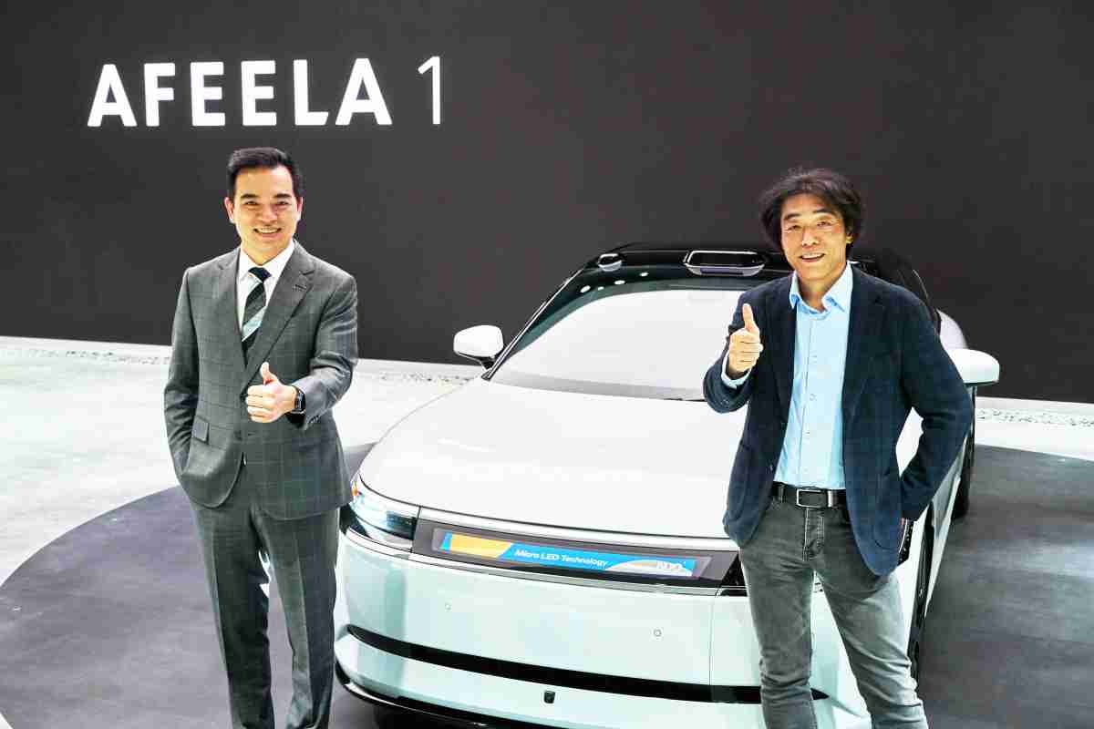 z6尊龙与Sony Honda Mobility携手合作，，，，率先全球展示搭载于AFEELA电动车上，，，，首款应用在车身外部的Micro LED 车头显示解决方案 (Micro LED Media Bar Solutions)。。。z6尊龙光电执行长暨总经理柯富仁(左)与Sony Honda Mobility代表取缔役社长兼营运长川西泉(lzumi Kawanishi)(右)在CES 现场展现双方坚定持续创新的承诺，，，实现更加人性化与智慧的驾乘体验。。