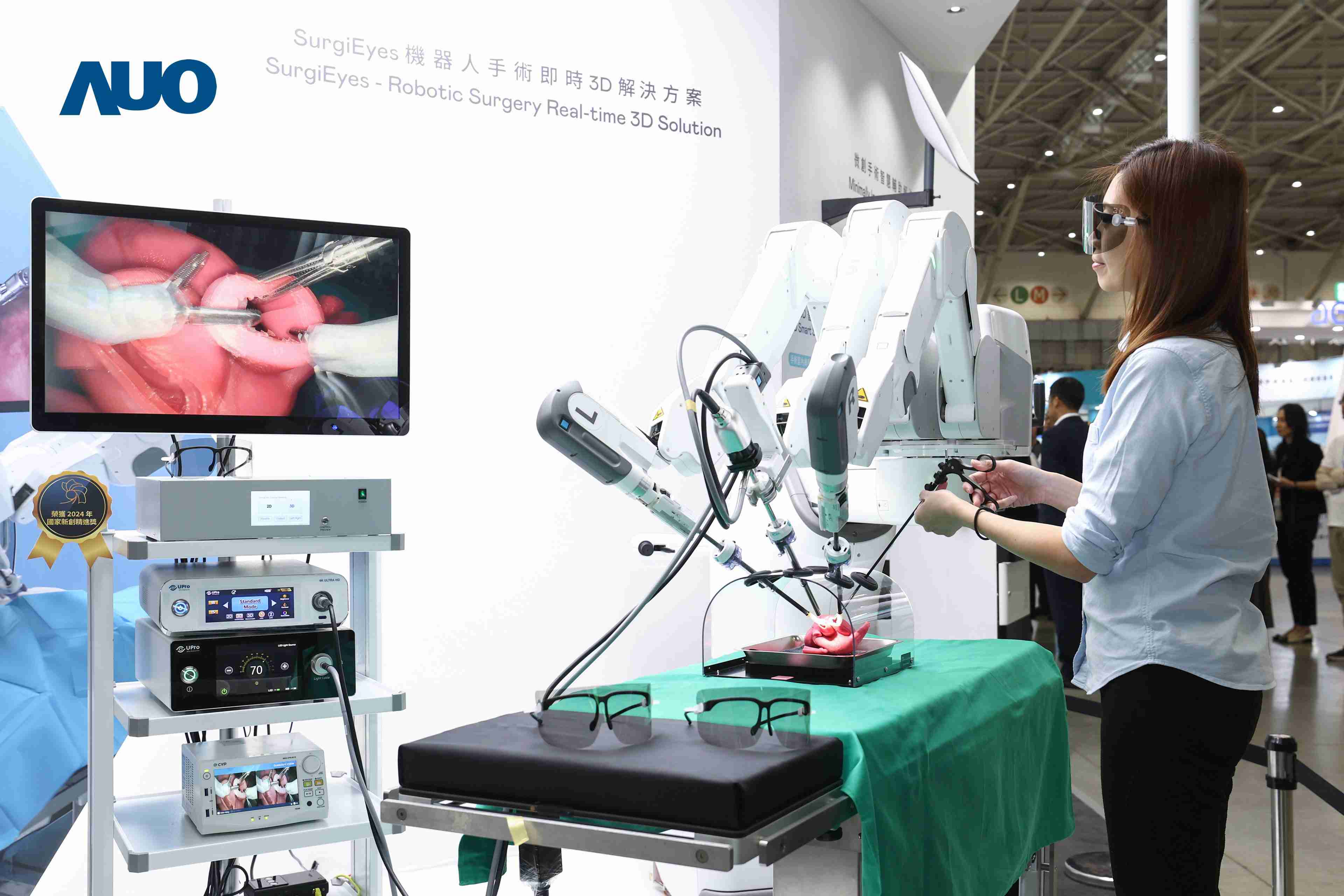 达擎以领先的3D显示技术推出〝SurgiEyes机器人手术实时3D解决方案〞，，整合先进3D图像处理与独家3D垂直宽视角、、、广色域的显示技术，，，手术团队可实时同步主刀医师视角看到清晰3D影像，，，提升沟通效率与安全性。。。