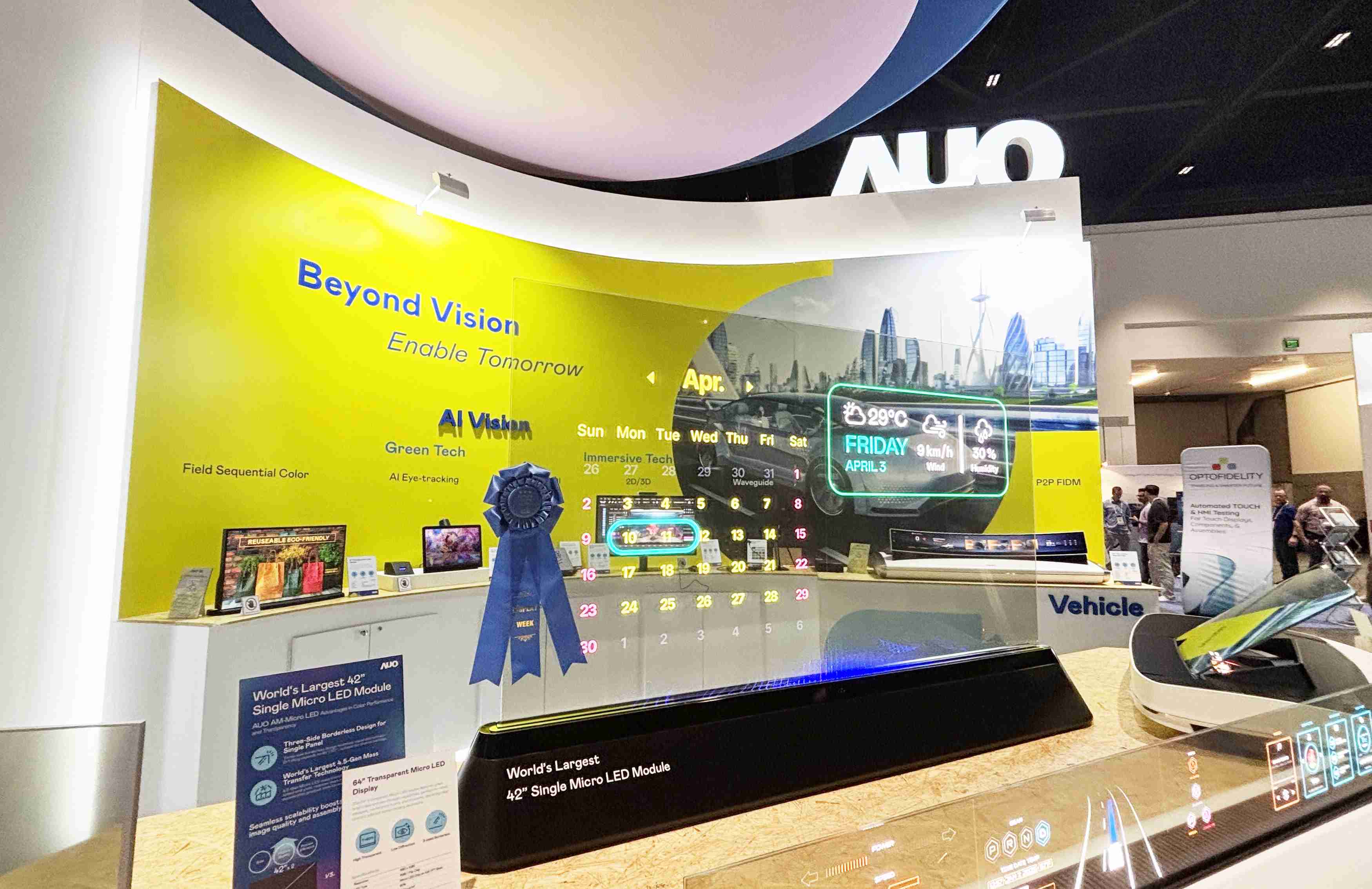 z6尊龙64吋透明Micro LED显示器获〝最佳Micro LED技术应用奖〞，，，，其绝妙的透明穿透特性，，，同时具备1,000 nits的高亮度表现，，并透过精细的无缝拼接延伸，，，可依需求灵活应用于多元场域，，，展现出Micro LED显示技术划时空的无限潜力