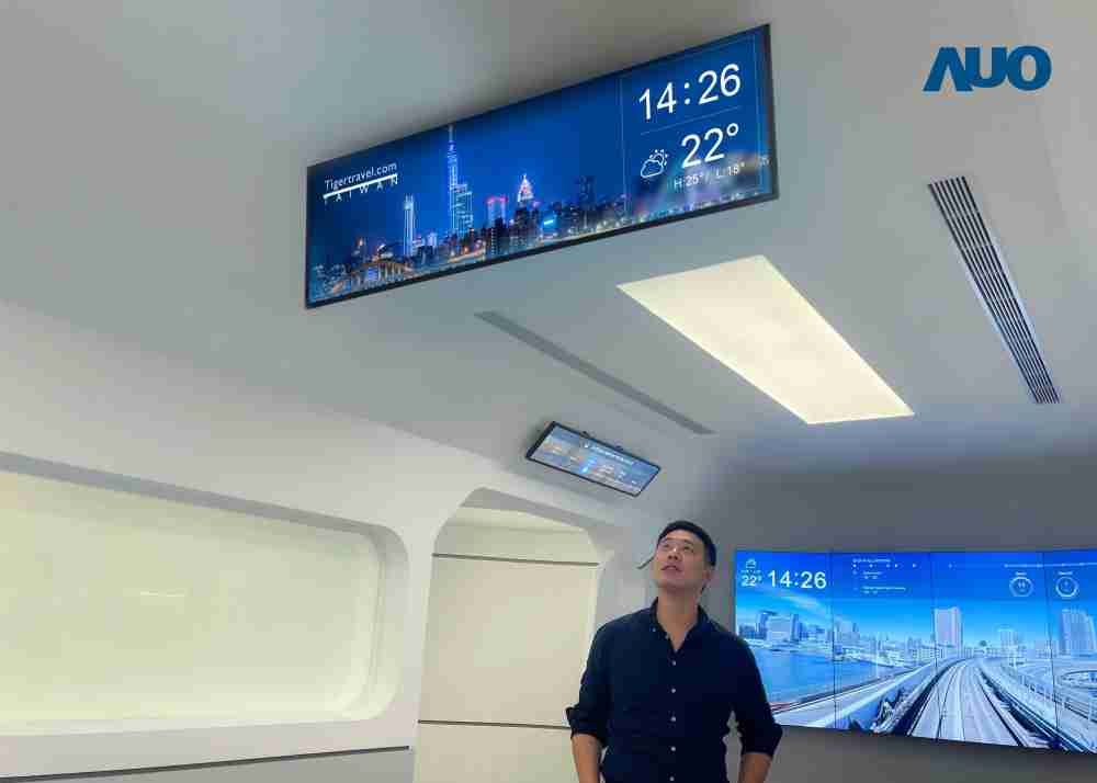 达擎TARTAN “37吋超薄双屏车厢显示器” 采用单一背光设计，，，将双面显示器厚度大幅缩减至12mm，，，支持长条屏 32:9 规格，，，，突破传统分辨率限制，，，提供旅客更清晰实时的乘车信息及广告讯息